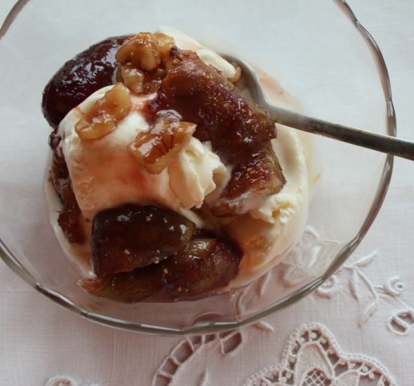 mapled-glazed-figs-on-ice-cream