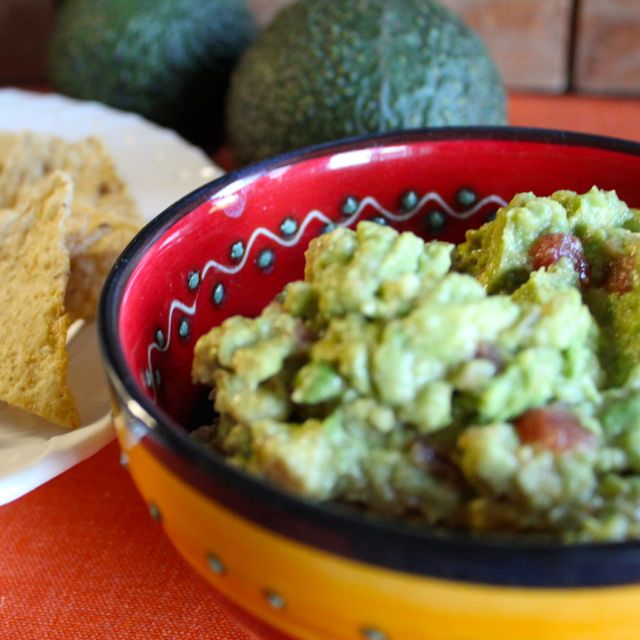 guacamole-with-chips