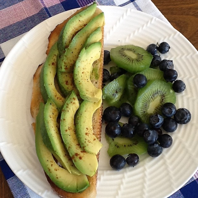avocado-toast-with-fruit