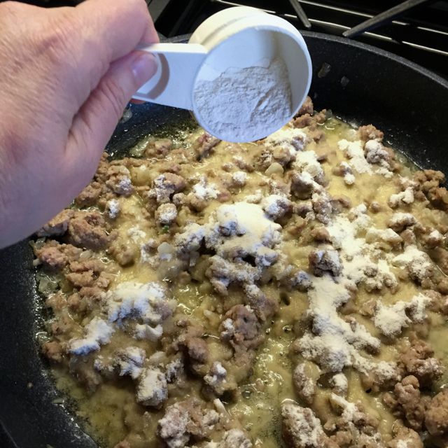 adding flour to gravy for fingerling potato pie