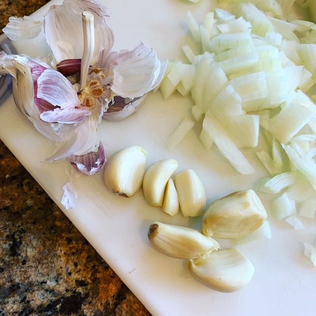 Peeled garlic 